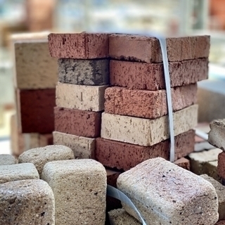 庭石.庭土.庭砂利.不用品/不要物 処分 ブロック レンガ 平板 砂利 土 コンクリート製品～自然石加工品 庭の雑貨 オブジェ　 北九州市西部/若松.八幡西.宗像市.福津市.遠賀郡.鞍手郡.中間市.宮若市.直方市。空き家.防草対策.庭の改造。 − 福岡県