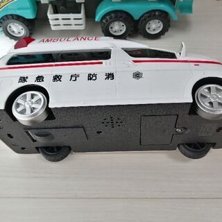トラック　救急車　消防車　子供　緊急車両のおもちゃの画像