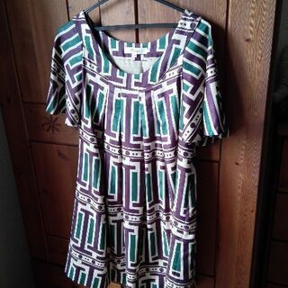 中古ですが　綺麗なワンピースです。