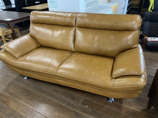 GW特価！本革製ソファーを4980円！通常13万円！背中がグラついてますが壁に付けて使えば大丈夫です！5/3-5/6営業してます！