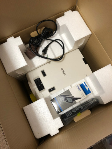 EPSON エプソン プロジェクター EH-TW8200 とスクリーン