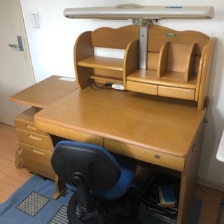 独立した息子の使っていた机です。