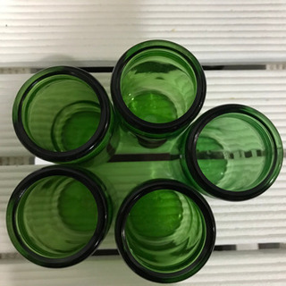 緑のリサイクルガラス瓶の画像