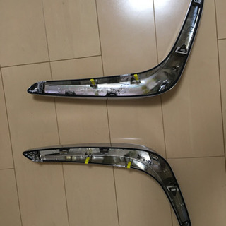 トヨタ　ハイラックス Z　GUN125純正フロントバンパーサイドモールディング【ジャンク】の画像