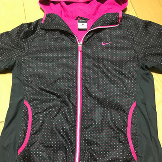 NIKEのレディースジャケットの画像