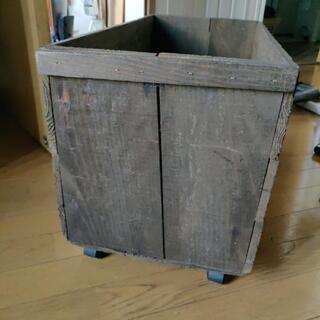 キャスター付き木箱の画像