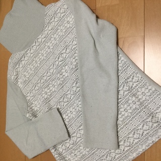 薄いグレーニットの画像