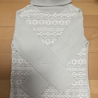 薄いグレーニットの画像