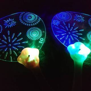 光る！花火うちわ　色んな光り方します　電池新品