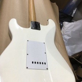 ギター バッカス ホワイト　【Bacchus】ストラトキャスター　白　かっこいいギターですの画像