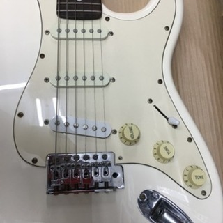 ギター バッカス ホワイト　【Bacchus】ストラトキャスター　白　かっこいいギターですの画像