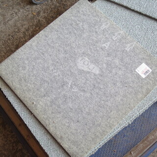 【中古】26枚　タイルカーペット/パネルカーペット　40㎝×40㎝　グレー系の画像