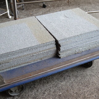 【中古】26枚　タイルカーペット/パネルカーペット　40㎝×40㎝　グレー系の画像
