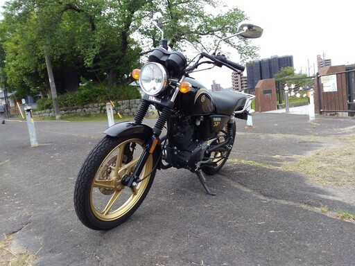 新型コロナ対策・通勤に‼　ヤマハYB125SP　走行距離6000キロ台　ブラック　ゴールドホイール