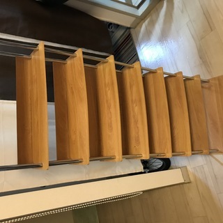 CDラック・小物置きですが…棚がゆがんでいますが…