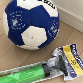 【子ども用】サッカーボールと空気入れ（mikasa製）の画像