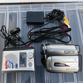 ビデオカメラとカセットレコーダーのセット