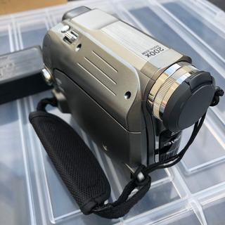 ビデオカメラとカセットレコーダーのセットの画像