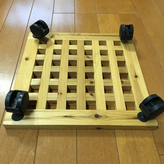 キャスター付きの台（大きな植木鉢など乗せる）木製の画像