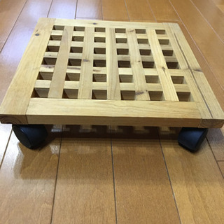 キャスター付きの台（大きな植木鉢など乗せる）木製の画像