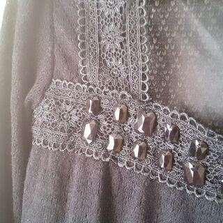 『CECIL　McBEE』　黒のストーン飾りつきレースチュニック　Mの画像