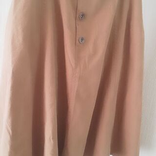 美品✨厚手ホワイトTシャツ （脇切り替えデザイン）& ≪Dukkah≫茶色のフレアースカート Mの画像
