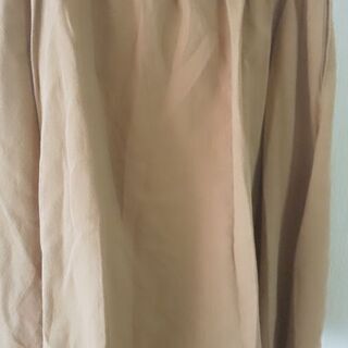 美品✨厚手ホワイトTシャツ （脇切り替えデザイン）& ≪Dukkah≫茶色のフレアースカート Mの画像