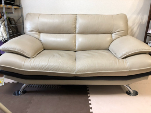 ニトリの2人がけソファです。