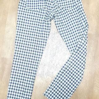 　UNIQLO　チェックの七分丈パンツ（S）＆『ERKAI 』ワッフル生地の黒襟つき白の半袖シャツ（M） & の画像