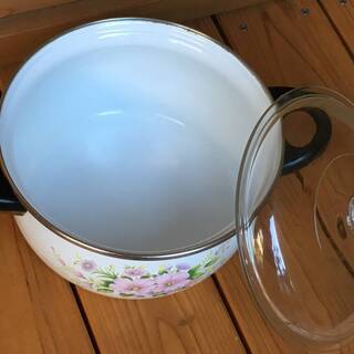 ホーロー鍋 花柄 ピンクの花が可愛い　ガラス蓋つき鍋　硝子ふた付き　両手鍋の画像