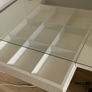 ガラス テーブル 小物入れつき 白 机の画像