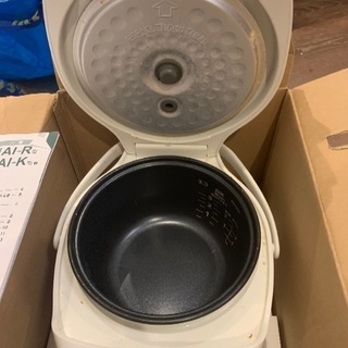 炊飯器とアイロンの画像