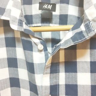 『h&M』紺と白のチェック柄長袖シャツ　の画像