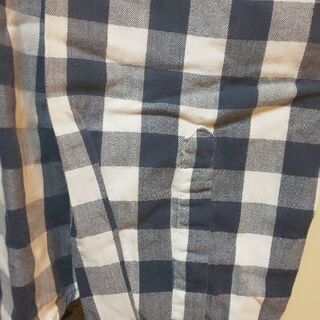 『h&M』紺と白のチェック柄長袖シャツ　の画像