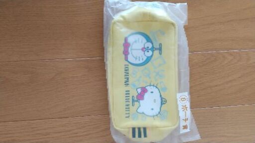 サンリオ当たりくじ ポーチ黄色 ドラえもんとキティちゃん