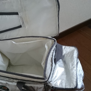 コールマン　クーラーボックス　肩掛けの部分に少し破れあります。持ち手の部分は問題なしです。使用感あり。の画像