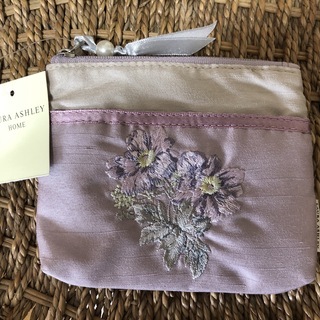 ローラアシュレイ LAURA ASHLEY ポケットティッシュ ケース2個とタオルハンカチ1枚の画像