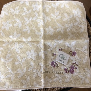 ローラアシュレイ LAURA ASHLEY ポケットティッシュ ケース2個とタオルハンカチ1枚の画像