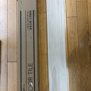 フロアタイル　木目の白とこげ茶