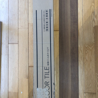 フロアタイル　木目の白とこげ茶の画像