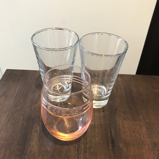 ベンツのコップ2つ、ルクルーゼ のコップ1つ
