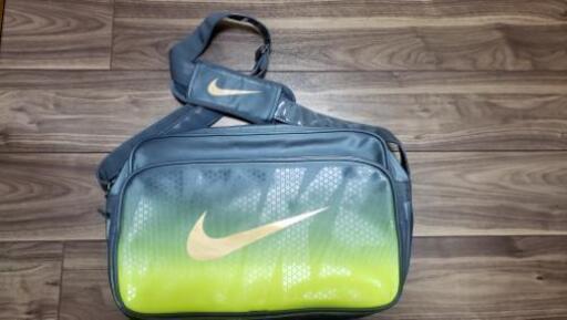 美品 NIKE エナメルバッグ