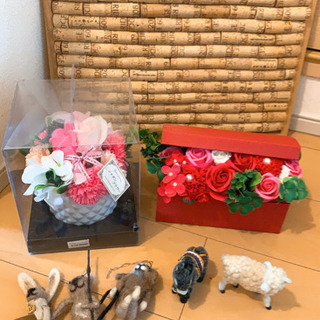 コルクボード、お花、ぬいぐるみ