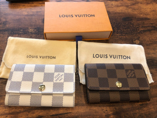 激安未使用ルイヴィトンの茶、白のキーケース二個セット