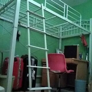 白いロフトベッド