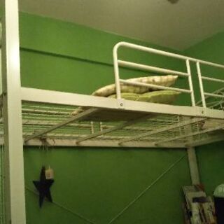 白いロフトベッドの画像