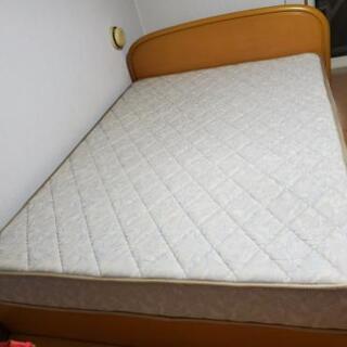 引き出し付きダブルベッドの画像