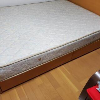 引き出し付きダブルベッドの画像