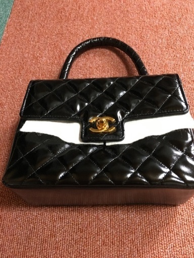 CHANELのエナメルハンドバッグ