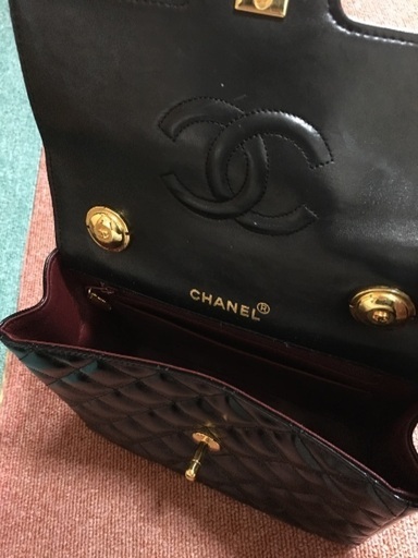 CHANELのエナメルハンドバッグ